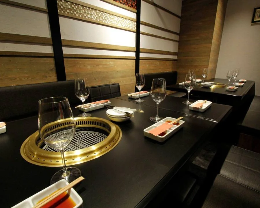 Semi-private table seating divided by wooden lattice screens